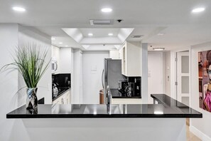 Kjøleskap, mikrobølgeovn, kokeplater og oppvaskmaskin