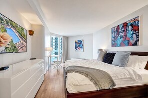 3 bedrooms, desk, iron/ironing board, travel crib - Spacious 3BR with Skyline Views | Hot Tub (Miami)