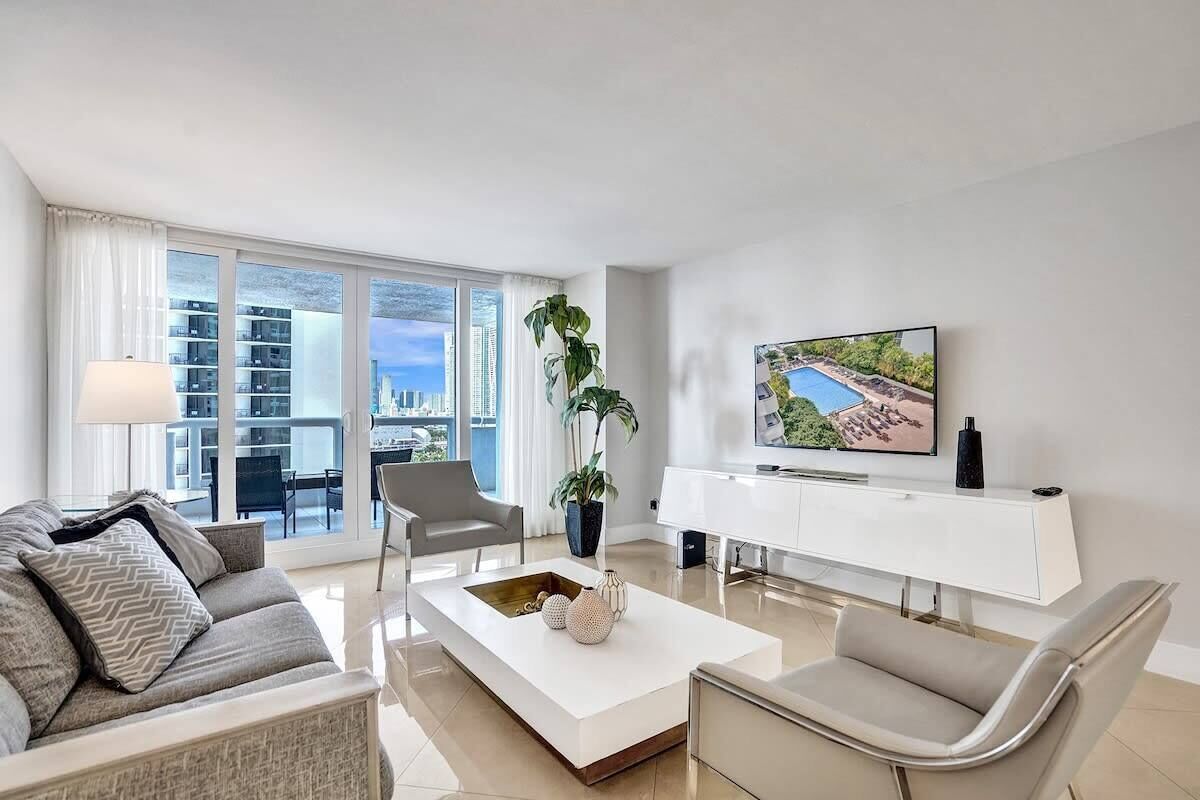 Televisión y oficina 