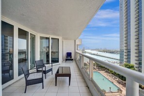 Terrace/patio - Sauna | Hot Tub | Skyline & Bay Views | StayCozy (Miami)