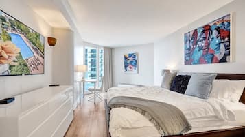 3 habitaciones, escritorio y tabla de planchar con plancha
