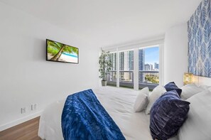 2 habitaciones, escritorio y tabla de planchar con plancha 