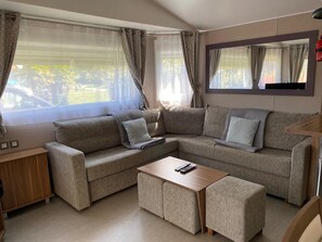 TV - Logement Entier Mobilhome au Calme (Les Mathes)