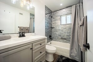 Regadera, toallas, papel de baño