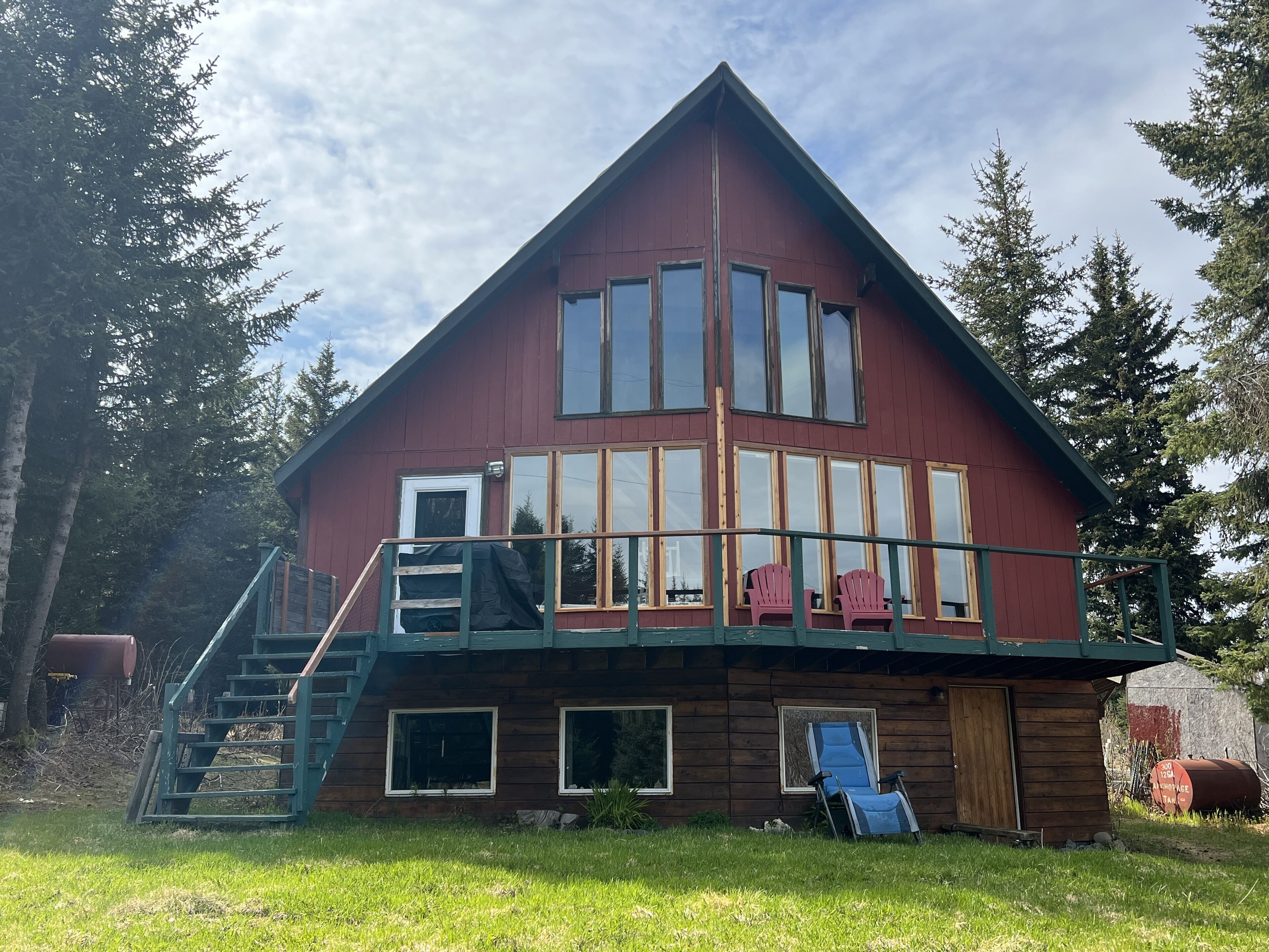 Private chalet on Diamond Ridge. Close to hiking trail with late check out!