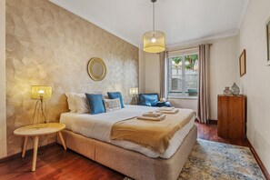 1 habitación, tabla de planchar con plancha y cuna de viaje