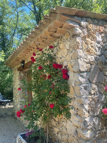 Fachada da propriedade. LA BASTIDE DU BAOU