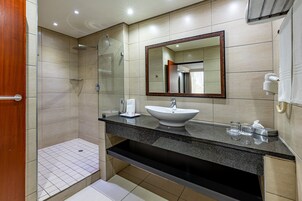 Suite | Bathroom | Hair dryer, towels
