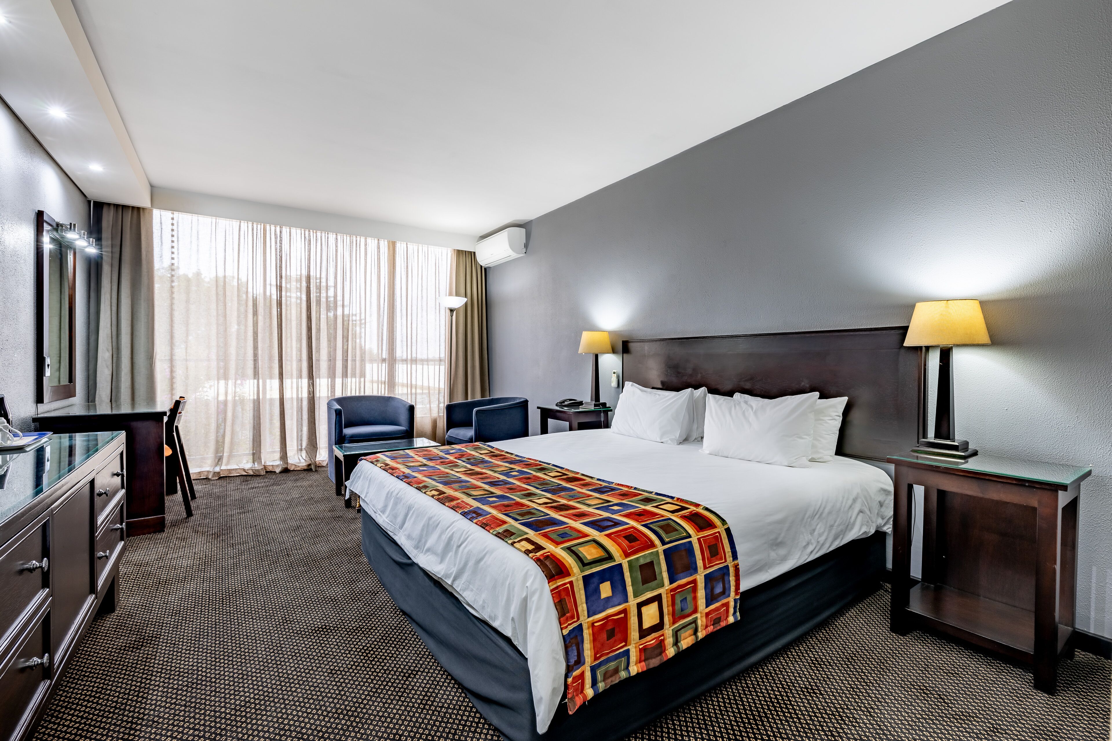 King Leisure Room | Individueel gedecoreerd, individueel gemeubileerd, een bureau