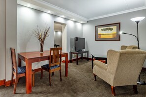 Suite | Living area | 32-inch flat-screen TV with digital channels - African Sky Hotels - Ermelo Inn (Ermelo)