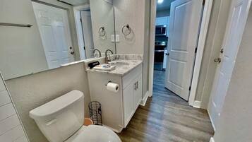 Een douche, milieuvriendelijke toiletartikelen, een haardroger