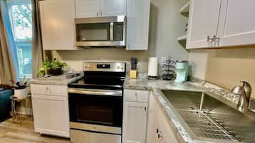 KĂŒhlschrank, Mikrowelle, Ofen, Herdplatte