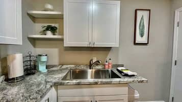 Een koelkast, een magnetron, een oven, een kookplaat