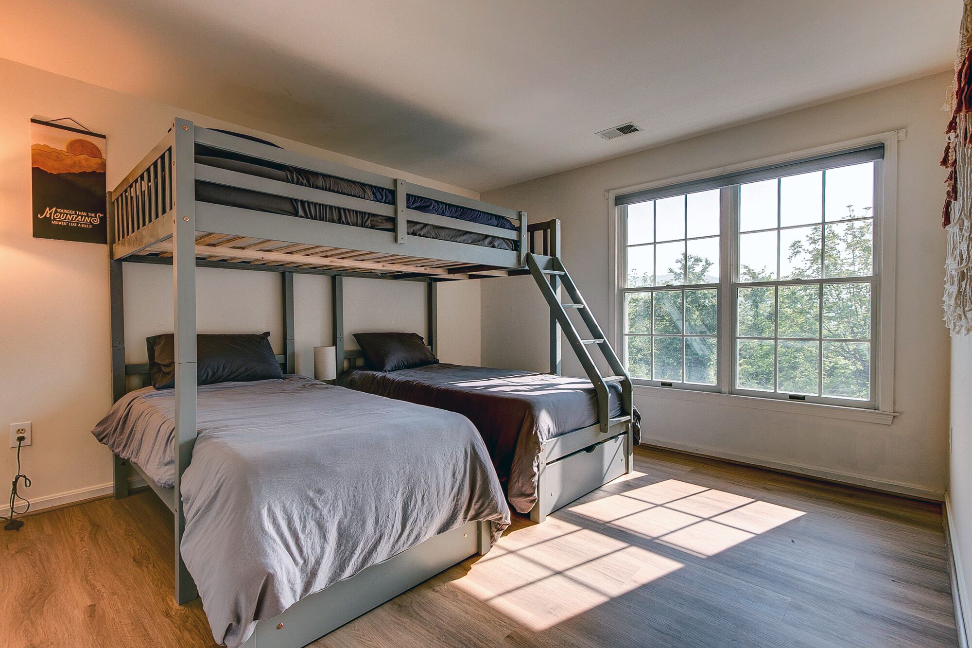 4 chambres, bureau, fer et planche à repasser, lit de bébé portatif