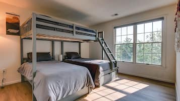 4 chambres, bureau, fer et planche à repasser, lit de bébé portatif