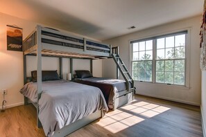 4 habitaciones, escritorio y tabla de planchar con plancha 