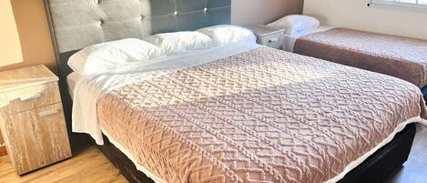 2 عدّة غرف نوم وخزنة داخل الغرفة ومكواة/لوح كي وسرير سفر