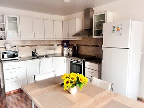 Jääkaappi, mikroaaltouuni, uuni, liesi