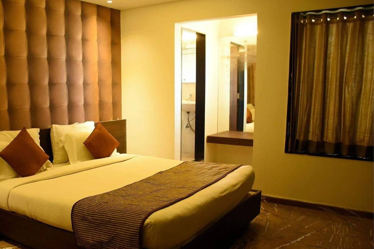 Club Room | Desk, laptop workspace, free WiFi