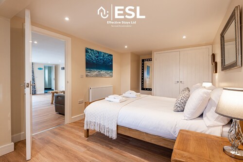 Modern, Sea Themed Ground Floor Flat Near Beach