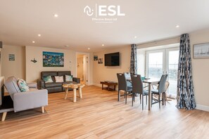 TV - Modern, Sea Themed Ground Floor Flat Near Beach (New Quay)