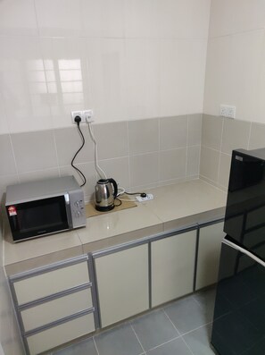 Kühlschrank, Mikrowelle, Wasserkocher, Kochgeschirr/Geschirr/Besteck