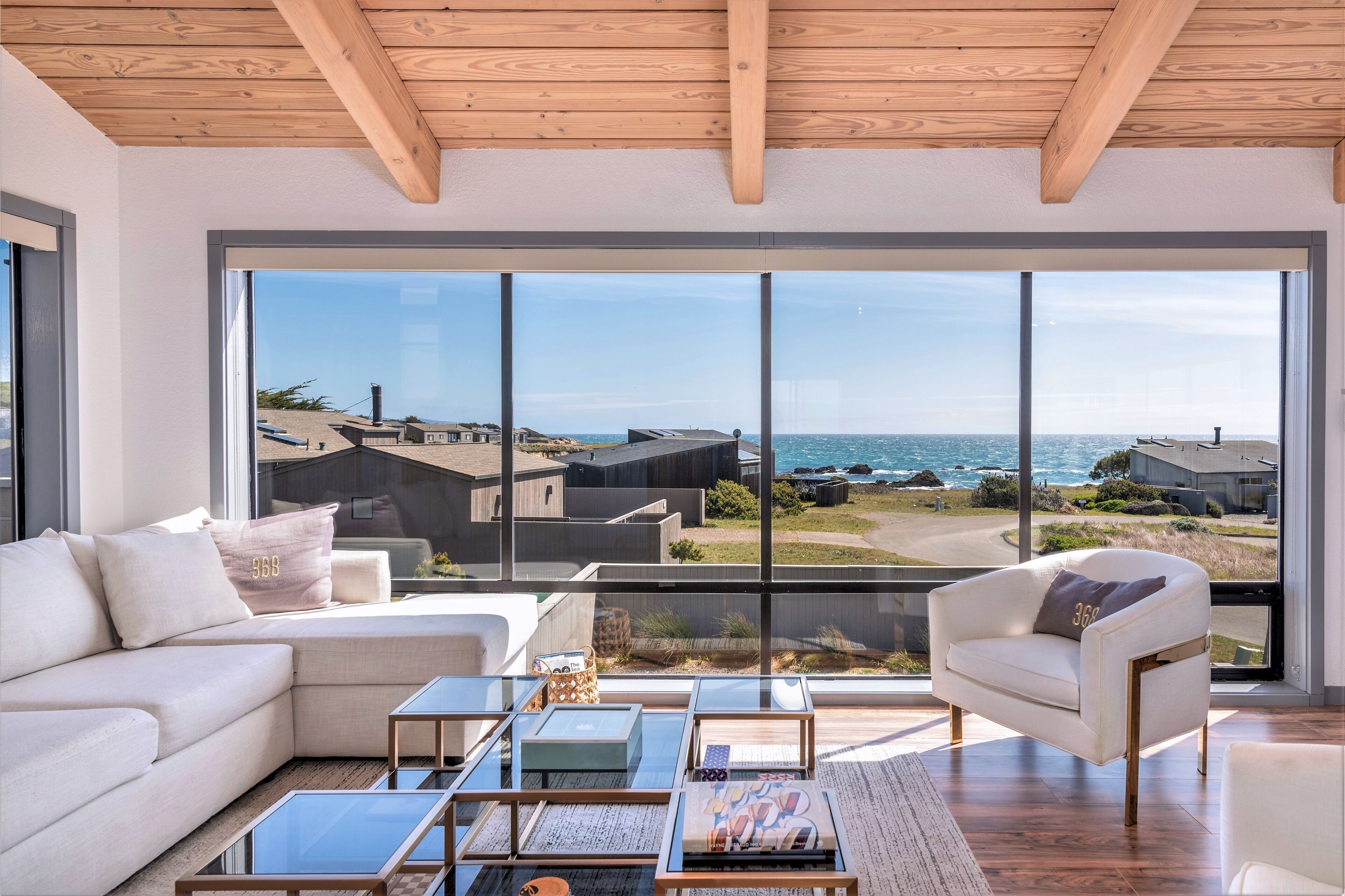 Lovely ocean view retreat with private courtyard & bbq, close to trails & golf