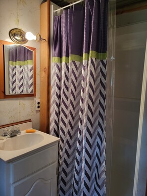 Hiustenkuivaaja, pyyhkeet, saippua, vessapaperi