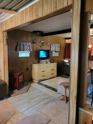 Smart-TV, Kamin, BĂŒcher, Stereoanlage