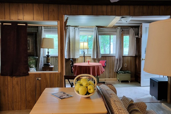 Televisor intel·ligent, llar de foc, llibres i estèreo