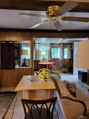 Smart-TV, Kamin, BĂŒcher, Stereoanlage