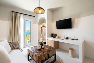 Suíte júnior, vista para o mar | Área de estar | Smart TV