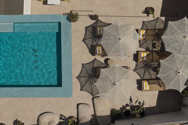 Una piscina al aire libre de temporada