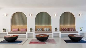 Un interior moderno con tres zonas de estar, cada una con un diseño de pared único y un cabecero de madera.