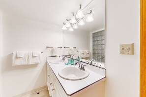 Hair dryer, towels - Ocean-view apartment with patio & W/D - walk to museums, dining, & shops (Anchorage)