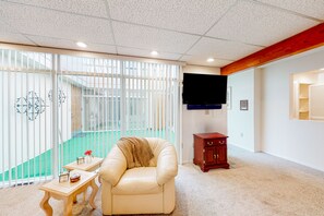 TV - Ocean-view apartment with patio & W/D - walk to museums, dining, & shops (Anchorage)