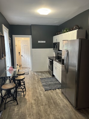 Fridge, microwave, oven, stovetop - Moravian 5 bedroom townhouse  (Bethlehem)