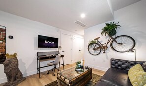 智能电视、书、办公室