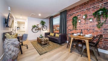 Smart TV, libros y oficina