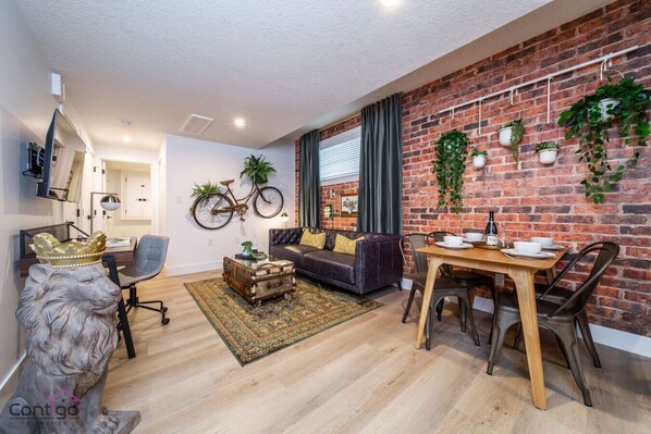 Smart-tv, boeken en een kantoor