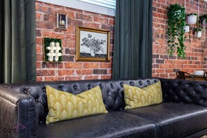 Smart-tv, boeken en een kantoor