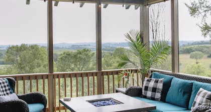 Rustic Luxury Cabin w/ breathtaking views, stunning sunsets, & minutes from I24