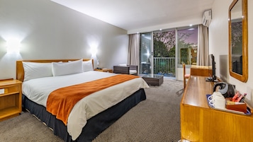 Luxury Suite | Desk, free WiFi, bed sheets