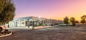 Vista frontal de la propiedad por la tarde o noche