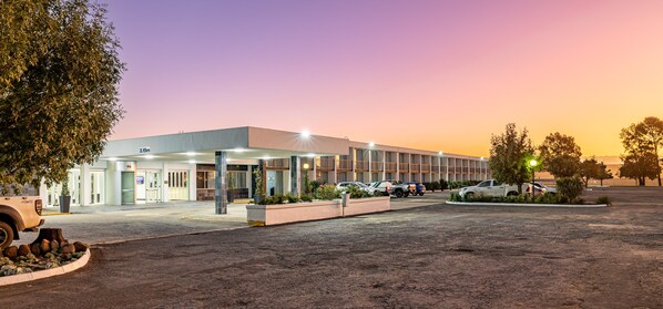 住宿正面 (夜晚)