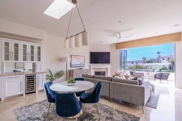 TV, lareira, aparelho de som, escritórios