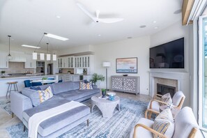 Televisie, een open haard, een stereo en een kantoor