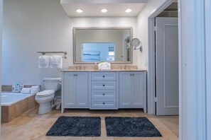 Banheira, secador de cabelo, toalhas de banho 