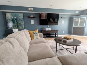 Een smart-tv en een computerscherm