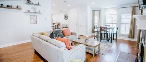 Smart TV, chimenea, libros